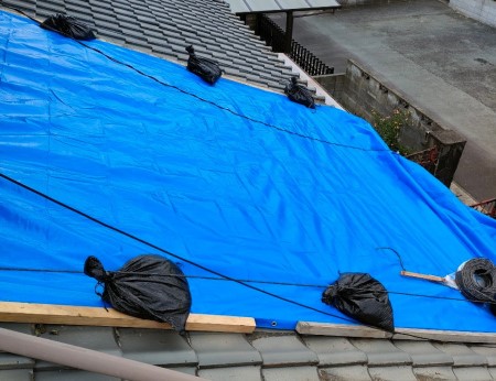 瓦屋根の剥がれ　ブルーシートで応急処置